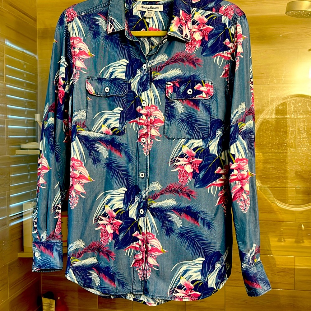 TOMMY BAHAMA SIZE MEDIUM DENIM FLORAL SHIRT